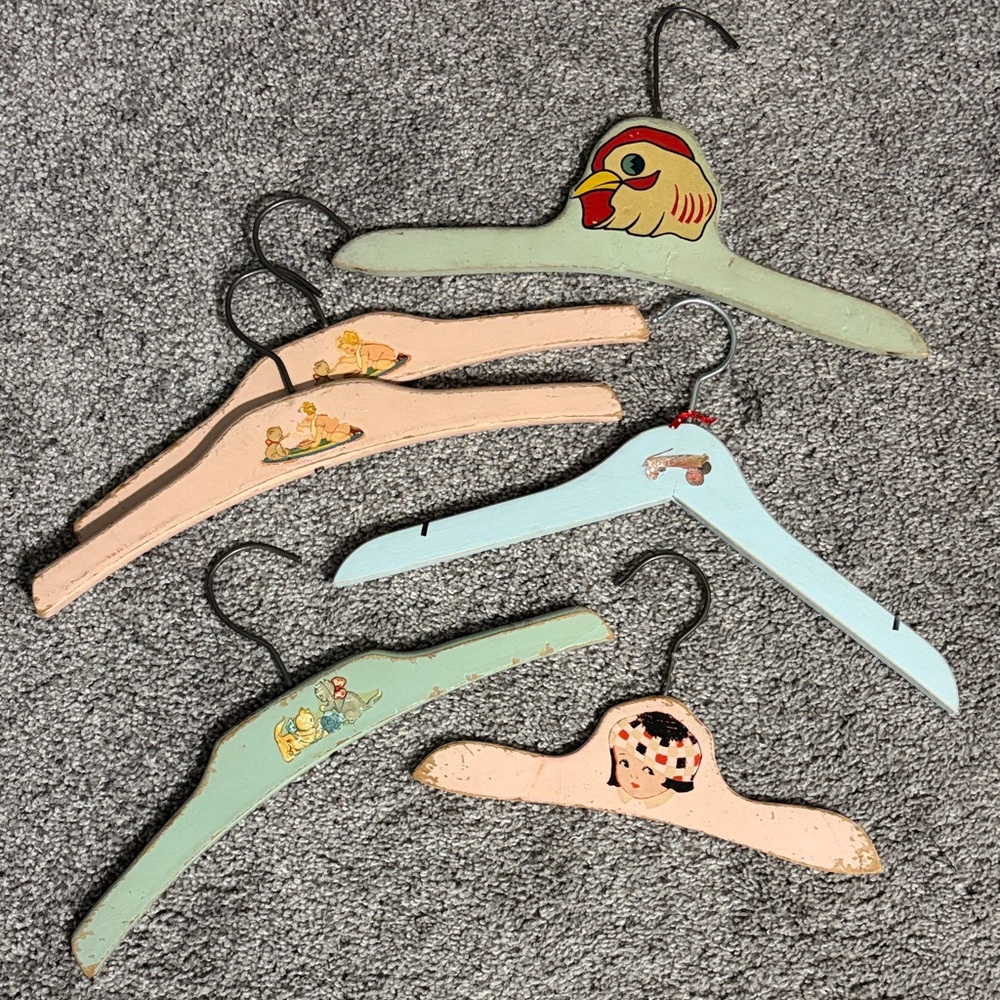 Vintage baby/toddler hangers (6)